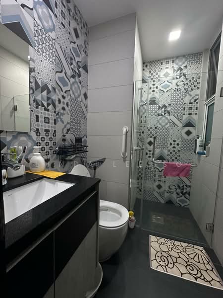 Forest Hills Condo, 27 Transit Road, 3 Bedrooms, 1,367 sqft, Condominium For Sale, by Linda Lee SG, 500242832 - Bathroom - PropertyGuru.com.sg