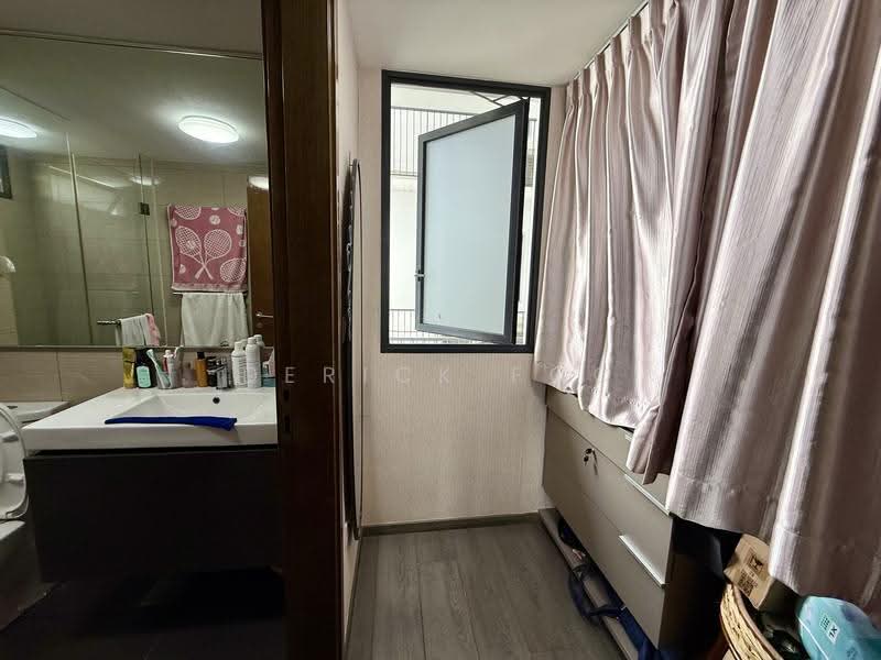 Waterbay, 45A Edgefield Plains, 4 Bedrooms, 1,141 sqft, Condominium For Sale, by Derick Foo, 500242841 - Walk-in wardrobe - PropertyGuru.com.sg