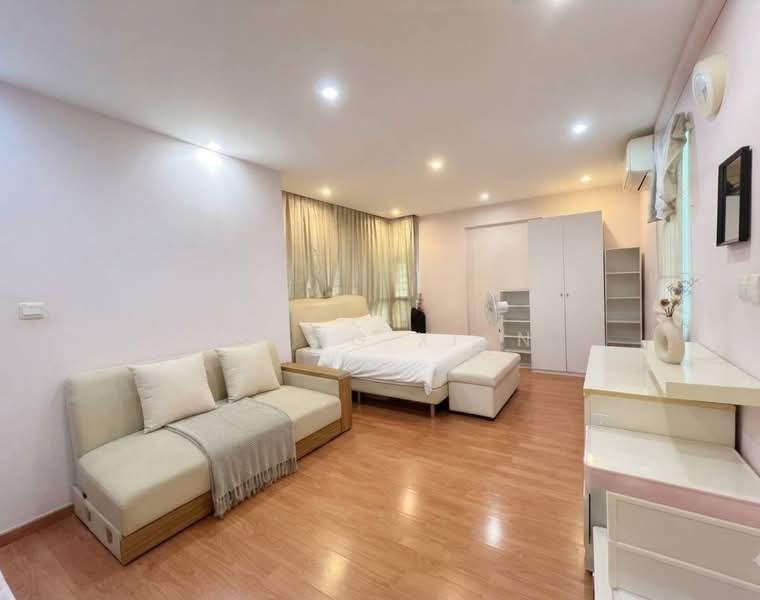 203A Punggol Field, 203A Punggol Field, Hougang / Punggol / Sengkang, 3 Bedrooms, 915 sqft, HDB Flat For Sale, by Zhong Xian, 500242852 - Master with walk-in wardrobe - PropertyGuru.com.sg