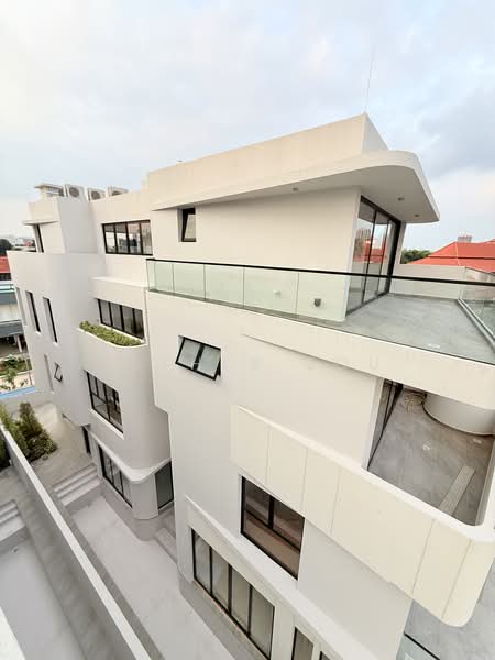 Siglap road, East Coast / Marine Parade, 5 Bedrooms, 9,280 sqft, Detached House For Sale, by Esther Zou, 500242856 - PropertyGuru.com.sg