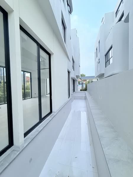 Siglap road, East Coast / Marine Parade, 5 Bedrooms, 9,280 sqft, Detached House For Sale, by Esther Zou, 500242856 - PropertyGuru.com.sg