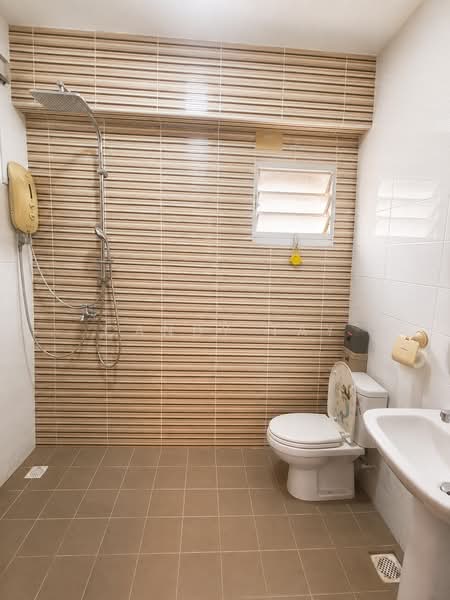 440D Bukit Batok West Avenue 8, 440D Bukit Batok West Avenue 8, 3 Bedrooms, 1,206 sqft, HDB Flat For Sale, by Candy Tay, 500242865 - Bathroom - PropertyGuru.com.sg