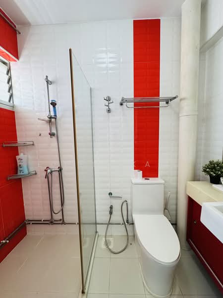 448 Hougang Avenue 10, 448 Hougang Avenue 10, 3 Bedrooms, 1,130 sqft, HDB Flat For Sale, by Eugene Kang, 500242875 - Bathroom - PropertyGuru.com.sg
