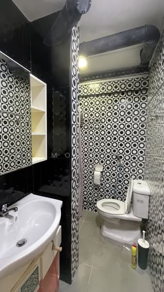 92 Commonwealth Drive, 92 Commonwealth Drive, 2 Bedrooms, 731 sqft, HDB Flat For Rent, by Desmond Tan, 500242878 - Bathroom - PropertyGuru.com.sg