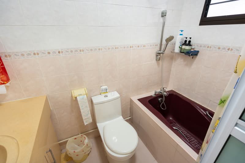662D Jurong West Street 64, 662D Jurong West Street 64, 3 Bedrooms, 1,184 sqft, HDB Flat For Sale, by Julius Teo, 500242890 - Master Bathroom Bathtub - PropertyGuru.com.sg