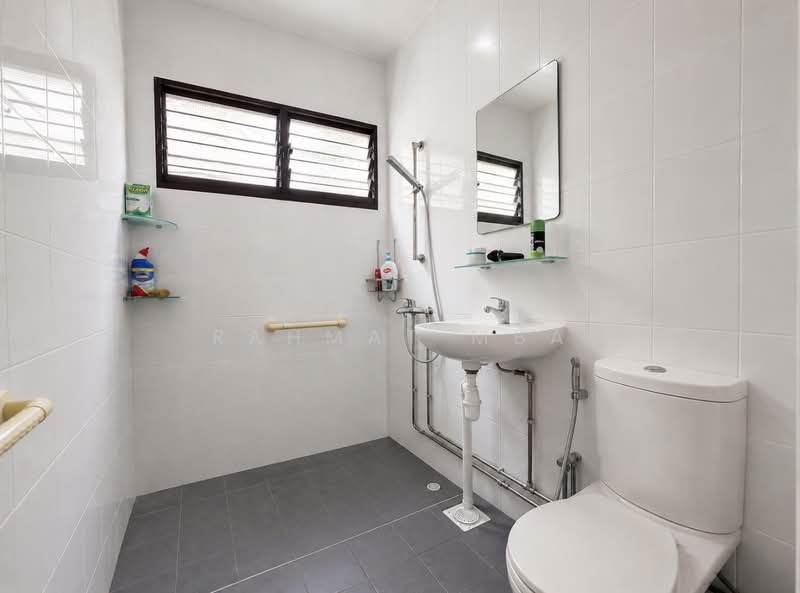221 Tampines Street 24, 221 Tampines Street 24, Pasir Ris / Tampines, 3 Bedrooms, 1,162 sqft, HDB Flat For Sale, by Rahmat MBA, 500242914 - Master Toilet - PropertyGuru.com.sg