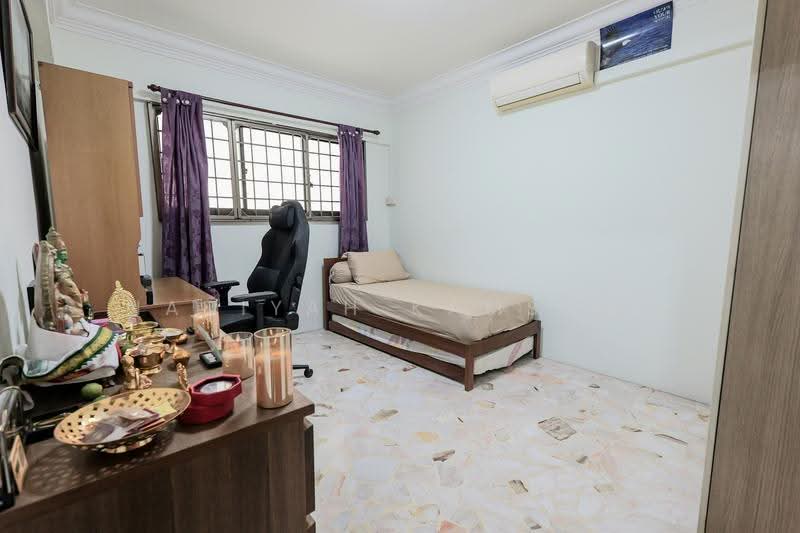 329 Jurong East Avenue 1, 329 Jurong East Avenue 1, 2 Bedrooms, 796 sqft, HDB Flat For Sale, by Nadiyah Kamsani, 500242927 - Bedroom - PropertyGuru.com.sg