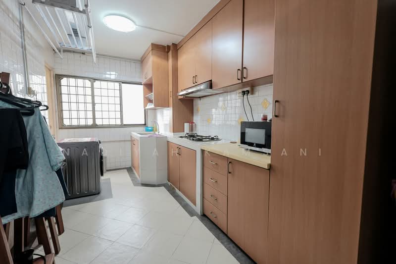 329 Jurong East Avenue 1, 329 Jurong East Avenue 1, 2 Bedrooms, 796 sqft, HDB Flat For Sale, by Nadiyah Kamsani, 500242927 - Kitchen - PropertyGuru.com.sg