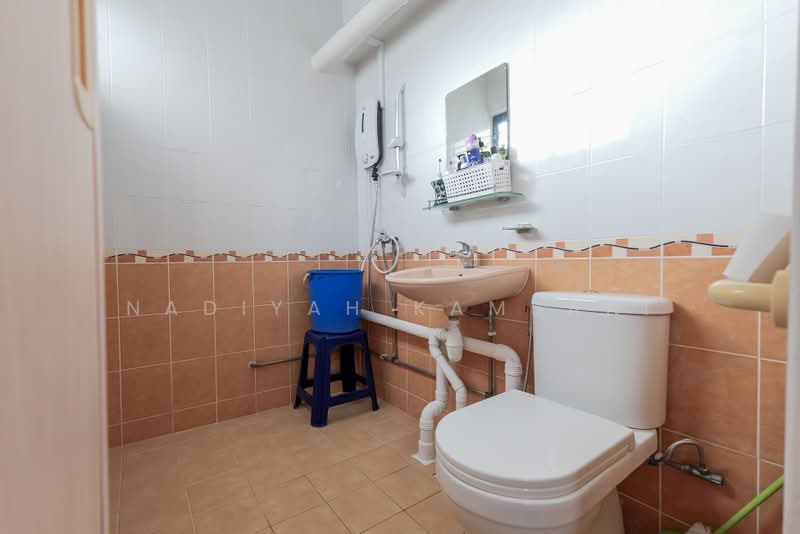 329 Jurong East Avenue 1, 329 Jurong East Avenue 1, 2 Bedrooms, 796 sqft, HDB Flat For Sale, by Nadiyah Kamsani, 500242927 - Bathroom - PropertyGuru.com.sg