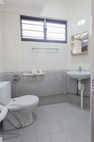 329 Jurong East Avenue 1, 329 Jurong East Avenue 1, 2 Bedrooms, 796 sqft, HDB Flat For Sale, by Nadiyah Kamsani, 500242927 - Bathroom - PropertyGuru.com.sg