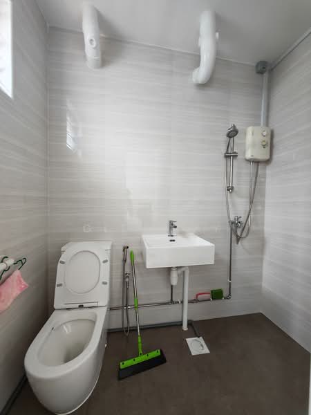 815 Jurong West Street 81, 815 Jurong West Street 81, 3 Bedrooms, 1,119 sqft, HDB Flat For Sale, by Glen Tay, 500242946 - Bathroom - PropertyGuru.com.sg