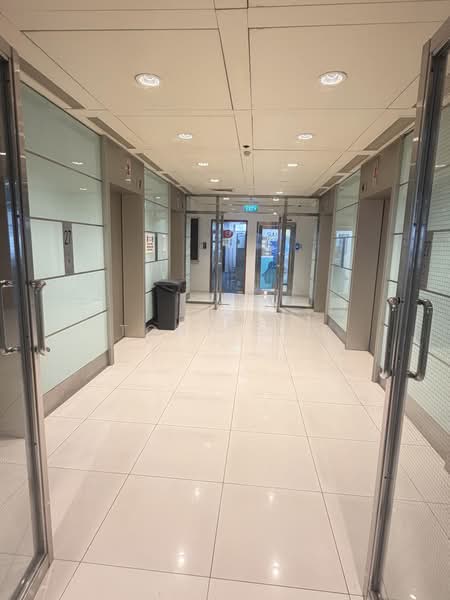 Peninsula Plaza, 111 North Bridge Road, City Hall / Clarke Quay, 2,175 sqft, Office For Rent, by Tony Eyu, 500242955 - Corridor - CommercialGuru.com.sg