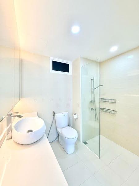 The Tampines Trilliant, 21 Tampines Central 7, 3 Bedrooms, 1,130 sqft, Condominium For Sale, by Veann Lee 李慧瑜, 500243019 - Bathroom - PropertyGuru.com.sg