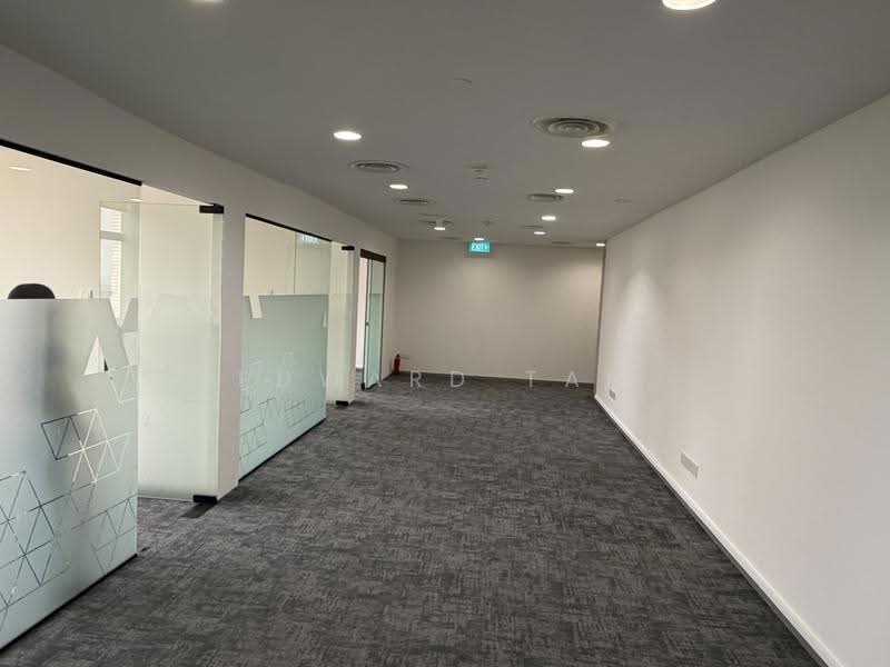 Peninsula Plaza, 111 North Bridge Road, 2,970 sqft, Office For Rent, by Edward Tan, 500243076 - Corridor - CommercialGuru.com.sg