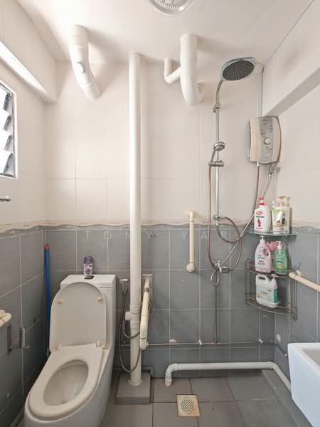 639 Yishun Street 61, 639 Yishun Street 61, 3 Bedrooms, 904 sqft, HDB Flat For Sale, by Tony Yap, 500243088 - Bathroom - PropertyGuru.com.sg