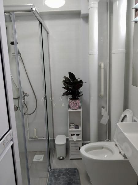 415 Saujana Road, 415 Saujana Road, Dairy Farm / Bukit Panjang / Choa Chu Kang, Room Rental, 200 sqft, HDB Flat For Rent, by Amarjit Kaur, 500243092 - Bathroom - PropertyGuru.com.sg