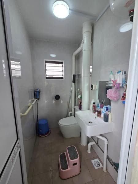 249 Bangkit Road, 249 Bangkit Road, 2 Bedrooms, 786 sqft, HDB Flat For Sale, by Albert New, 500243112 - Bathroom - PropertyGuru.com.sg