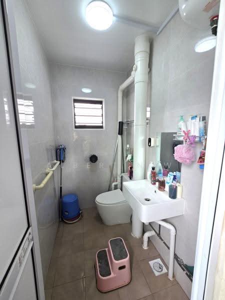 249 Bangkit Road, 249 Bangkit Road, Dairy Farm / Bukit Panjang / Choa Chu Kang, 2 Bedrooms, 786 sqft, HDB Flat For Sale, by Albert New, 500243112 - Bathroom - PropertyGuru.com.sg