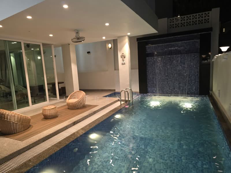 Kembangan, , Room Rental, 440 sqft, Semi-Detached House For Rent, by Jordan Neo, 500243125 - Pool with jazucci and waterfall - PropertyGuru.com.sg