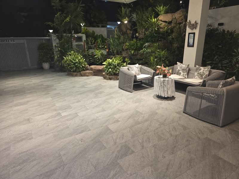 Kembangan, , Room Rental, 440 sqft, Semi-Detached House For Rent, by Jordan Neo, 500243125 - Spacious car porch with waiting area - PropertyGuru.com.sg