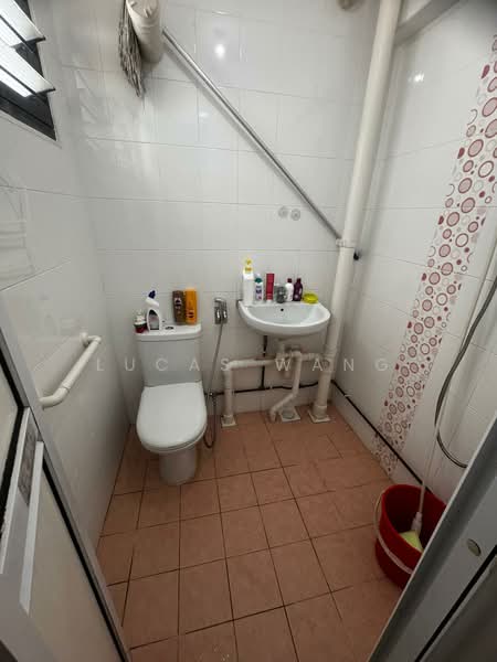 105 Bukit Purmei Road, 105 Bukit Purmei Road, 2 Bedrooms, 721 sqft, HDB Flat For Rent, by Lucas Wang, 500243176 - Bathroom - PropertyGuru.com.sg