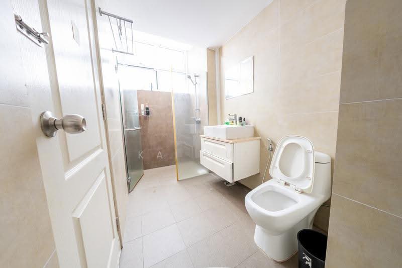 Sherwood Towers, 3 Jalan Anak Bukit, 3 Bedrooms, 1,518 sqft, Apartment For Sale, by Kai Mun, 500243194 - Bathroom - PropertyGuru.com.sg