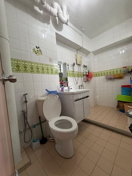 491G Tampines Street 45, 491G Tampines Street 45, 4 Bedrooms, 1,335 sqft, HDB Flat For Sale, by Yang Chen, 500243248 - Common bathroom - PropertyGuru.com.sg