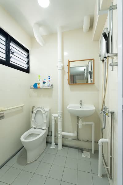 242 Hougang Street 22, 242 Hougang Street 22, 2 Bedrooms, 721 sqft, HDB Flat For Sale, by Michael Ooi, 500243253 - Bathroom - PropertyGuru.com.sg