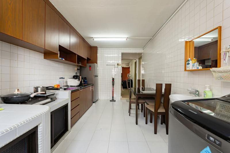 242 Hougang Street 22, 242 Hougang Street 22, 2 Bedrooms, 721 sqft, HDB Flat For Sale, by Michael Ooi, 500243253 - Kitchen - PropertyGuru.com.sg