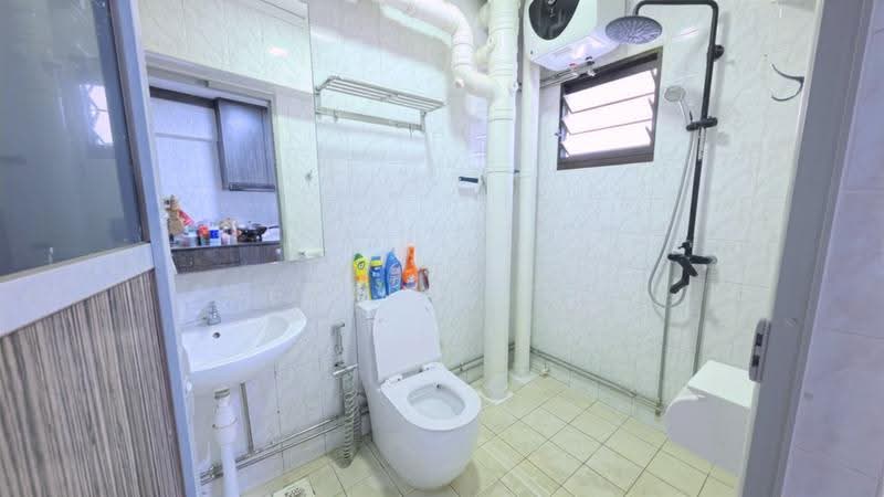 664A Jurong West Street 64, 664A Jurong West Street 64, 3 Bedrooms, 1,184 sqft, HDB Flat For Sale, by Geraint Tan, 500243256 - Bathroom - PropertyGuru.com.sg