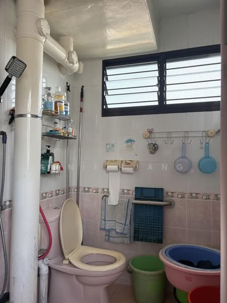 524 Ang Mo Kio Avenue 5, 524 Ang Mo Kio Avenue 5, 3 Bedrooms, 1,001 sqft, HDB Flat For Sale, by Annie Huang, 500243263 - Bathroom - PropertyGuru.com.sg