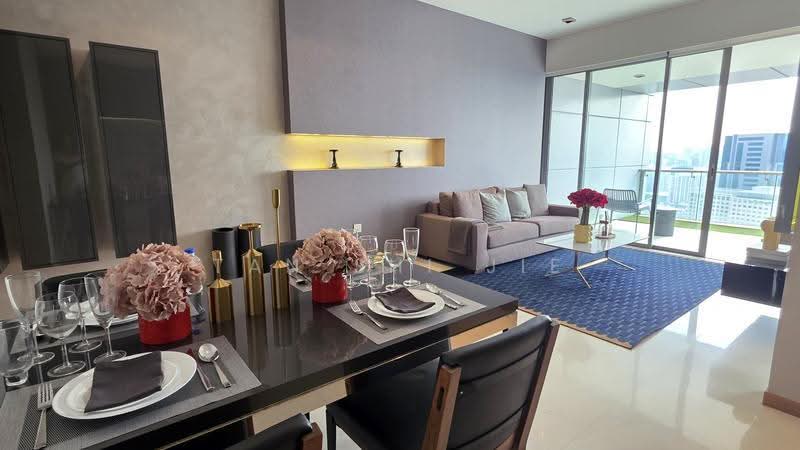 Concourse Skyline, 300 Beach Road, Beach Road / Bugis / Rochor, 2 Bedrooms, 1,163 sqft, Condominium For Sale, by Tan Shi Jie, 500243266 - Living Room - PropertyGuru.com.sg