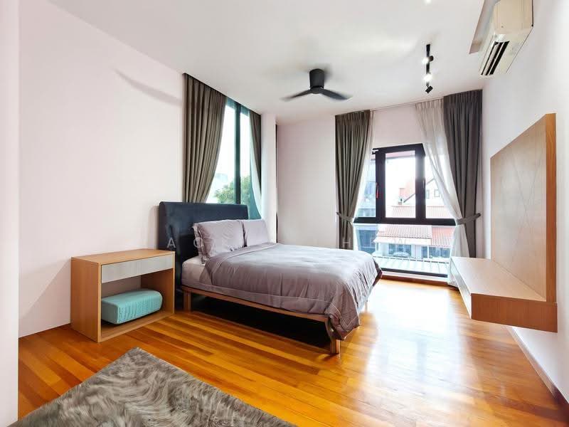 ★ GIANT ★ Pristine Condition Semi-Detached at Serangoon Gardens | Minutes to MRT and Chomp Chomp, Kingswear Avenue, Serangoon Garden Way, Huddington Avenue, Hougang / Punggol / Sengkang, 5 Bedrooms, 5,500 sqft, Semi-Detached House For Sale, by Jackie Chew, 500243276 - Bedroom - PropertyGuru.com.sg