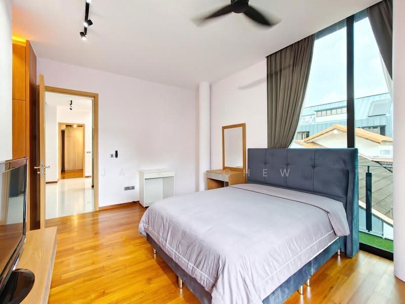 ★ GIANT ★ Pristine Condition Semi-Detached at Serangoon Gardens | Minutes to MRT and Chomp Chomp, Kingswear Avenue, Serangoon Garden Way, Huddington Avenue, Hougang / Punggol / Sengkang, 5 Bedrooms, 5,500 sqft, Semi-Detached House For Sale, by Jackie Chew, 500243276 - Bedroom - PropertyGuru.com.sg