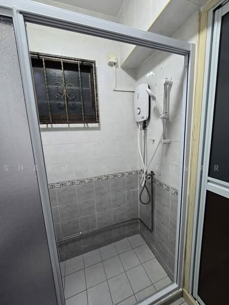 200A Sengkang East Road, 200A Sengkang East Road, 3 Bedrooms, 968 sqft, HDB Flat For Rent, by Sharmila Sukumar, 500243336 - Master Toilet - PropertyGuru.com.sg