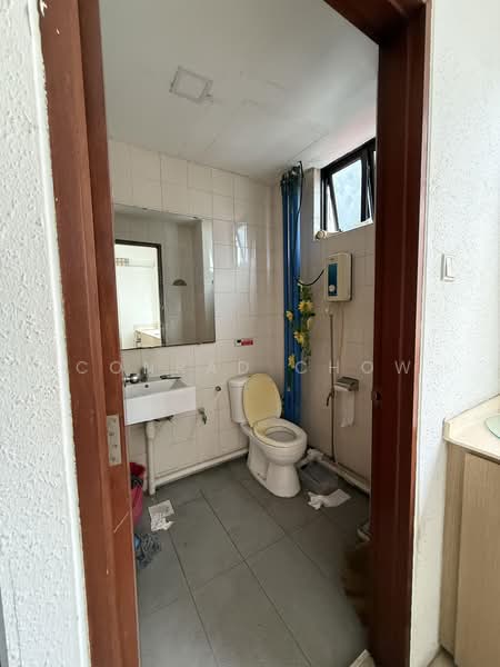 Little India Shop for Rent, Farrer Park / Serangoon Rd, 1,560 sqft, Shop / Shophouse For Rent, by Conrad Chow, 500243340 - Bathroom - CommercialGuru.com.sg