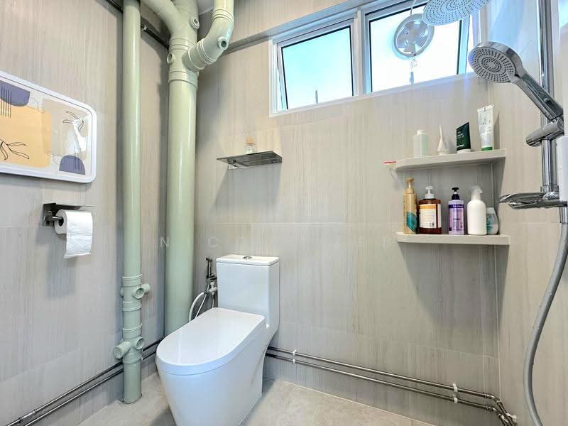 215 Serangoon Avenue 4, 215 Serangoon Avenue 4, Hougang / Punggol / Sengkang, Room Rental, 134 sqft, HDB Flat For Rent, by Nicole Zee, 500243357 - Bathroom - PropertyGuru.com.sg