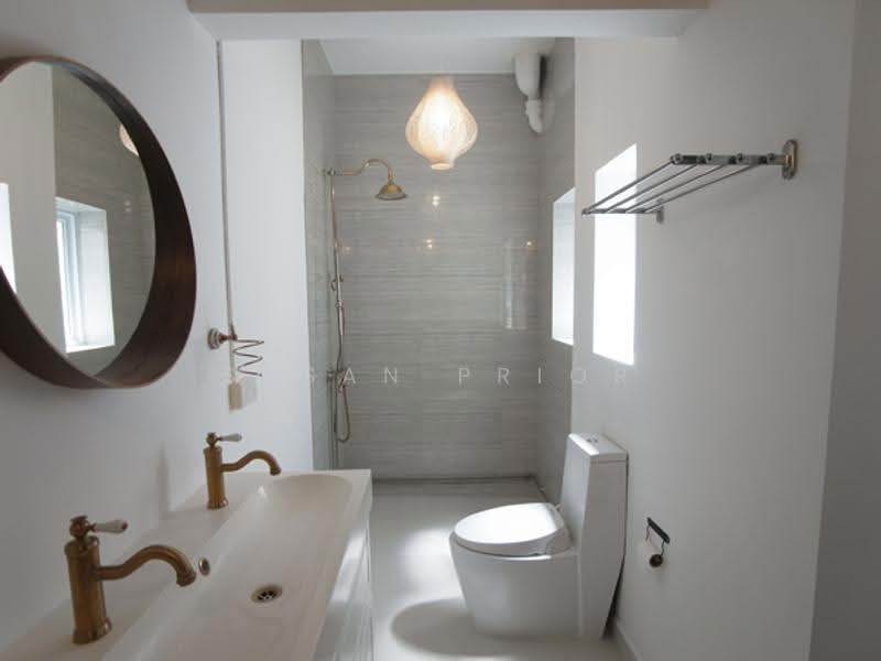 TIONG BAHRU MRT 2 BED, Tiong Bahru Walkup Apartment, 2 Bedrooms, 900 sqft, Walk-up Apartment For Rent, by Susan Prior, 500243386 - Bathroom - PropertyGuru.com.sg