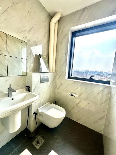 Novelty BizCentre, 18 Howard Road, Macpherson / Potong Pasir, 1,656 sqft, Light Industrial (B1) For Rent, by Desiree Ang, 500243415 - Bathroom - CommercialGuru.com.sg
