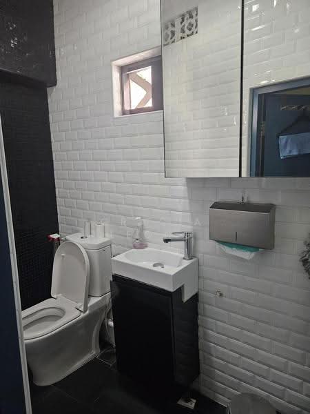 Beautiful Shophouse Office Unit for Rental at Amoy Street !, Amoy Street, 1,000 sqft, Shop / Shophouse For Rent, by Gracia Leong, 500243475 - Bathroom - CommercialGuru.com.sg