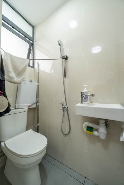 Hedges Park Condominium, 73 Flora Drive, 3 Bedrooms, 1,076 sqft, Condominium For Sale, by Sherlyn Chan, 500243487 - Common Bathroom - PropertyGuru.com.sg