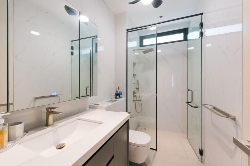 Yio Chu Kang Road, Seletar / Yio Chu Kang, 7 Bedrooms, 8,876 sqft, Semi-Detached House For Sale, by Stella Zhang, 500243522 - Bathroom - PropertyGuru.com.sg