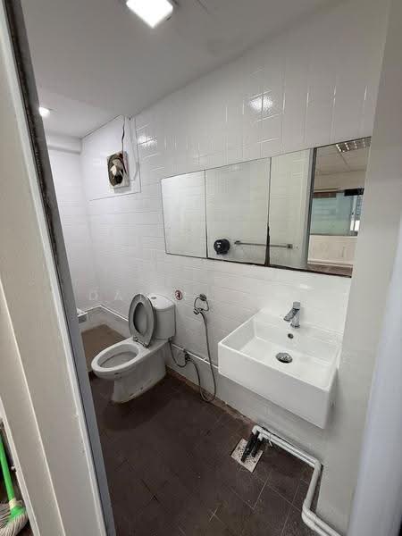 Textile Centre, 200 Jalan Sultan, Beach Road / Bugis / Rochor, 883 sqft, Office For Rent, by Daniel Jee, 500243542 - Bathroom - CommercialGuru.com.sg