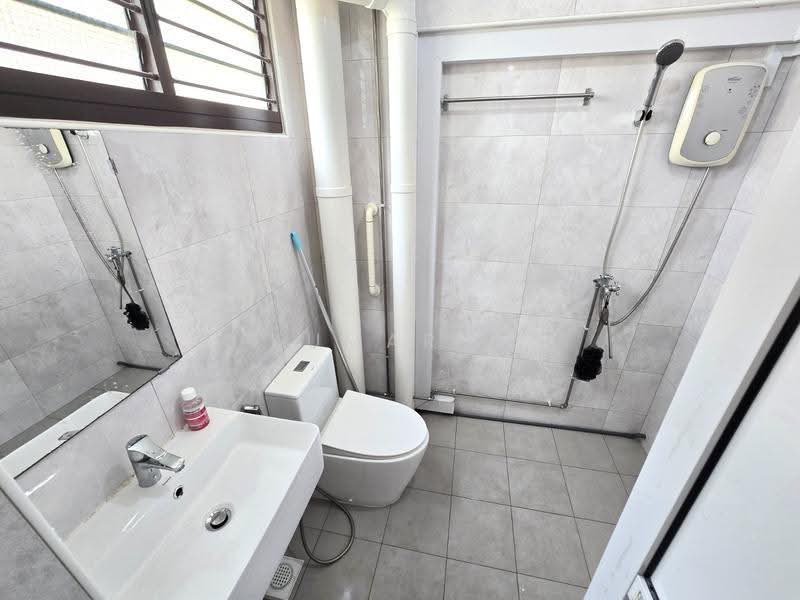 232 Simei Street 4, 232 Simei Street 4, 3 Bedrooms, 1,192 sqft, HDB Flat For Sale, by Kumar N, 500243549 - Bathroom - PropertyGuru.com.sg