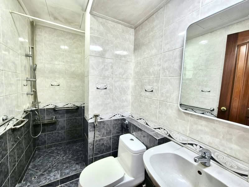 Spring Grove, 53 Grange Road, 3 Bedrooms, 1,335 sqft, Condominium For Sale, by Clara Lian, 500243620 - Bathroom - PropertyGuru.com.sg