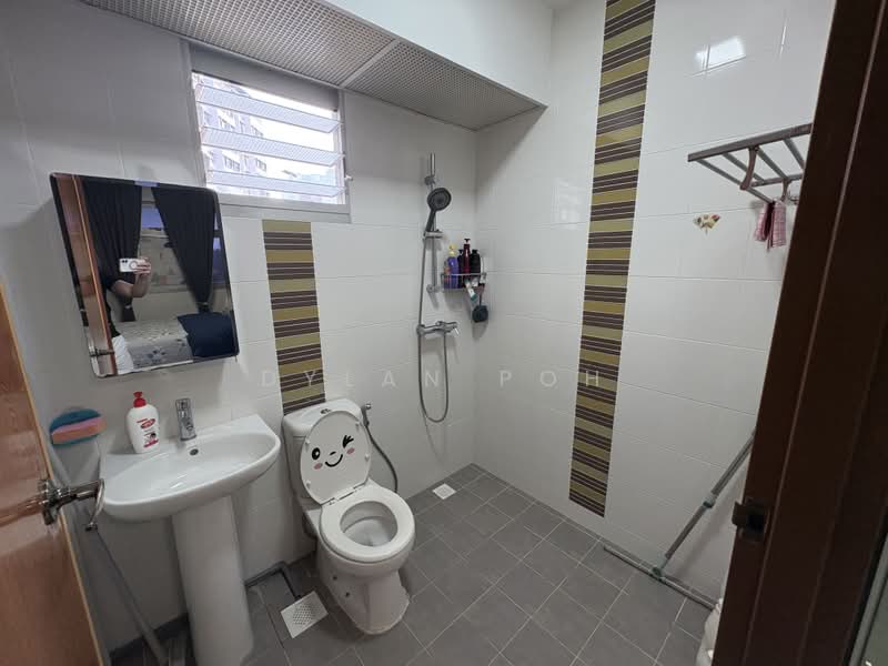 672A Edgefield Plains, 672A Edgefield Plains, 2 Bedrooms, 700 sqft, HDB Flat For Rent, by Dylan Poh, 500243624 - Bathroom - PropertyGuru.com.sg