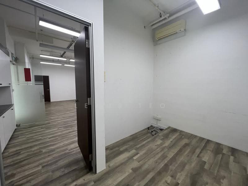 Tradehub 21, 8 Boon Lay Way, 1,893 sqft, Light Industrial (B1) For Sale, by Lexus Teo, 500243685 - CommercialGuru.com.sg