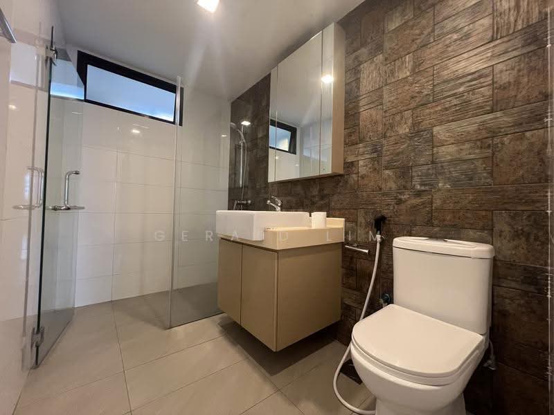 Bedok Court, 295 Bedok South Avenue 3, 3 Bedrooms, 2,200 sqft, Condominium For Rent, by Gerald Lim, 500243693 - Bathroom - PropertyGuru.com.sg