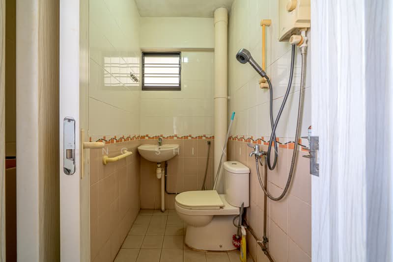 685 Hougang Street 61, 685 Hougang Street 61, 2 Bedrooms, 689 sqft, HDB Flat For Sale, by Ng Shi Xian, 500243713 - Common Bathroom - PropertyGuru.com.sg