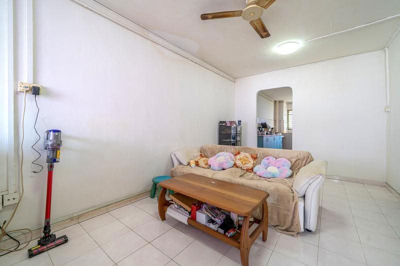 685 Hougang Street 61, 685 Hougang Street 61, 2 Bedrooms, 689 sqft, HDB Flat For Sale, by Ng Shi Xian, 500243713 - Living Room - PropertyGuru.com.sg